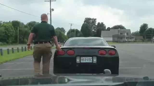 警察在查車的時(shí)候會(huì)摸一下車屁股，有什么含義嗎？