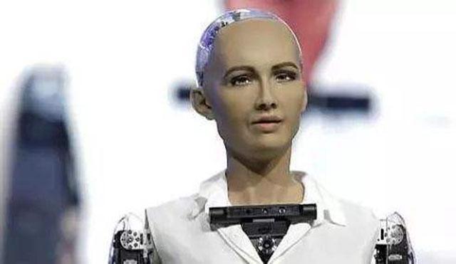 當年揚言"我將會摧毀人類"的女性機器人索菲亞，如今改成啥樣了？